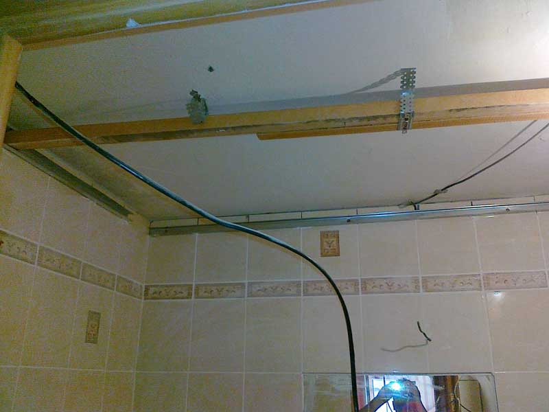 Как сделать подвесной потолок в ванной - монтаж подвесного потолка (+фото)