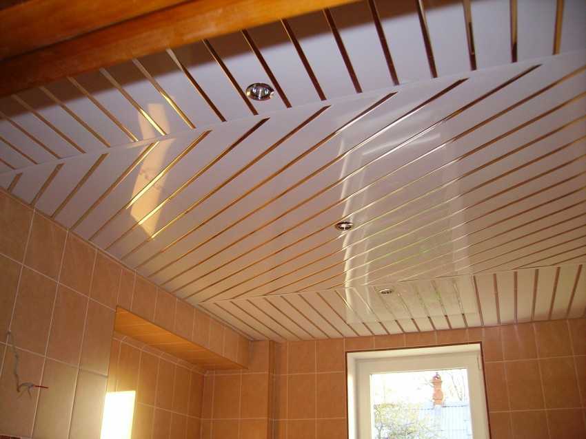 Алюминевый или цинковый, подвесной реечный потолок: монтаж в ванной комнате своими руками + фото и видео