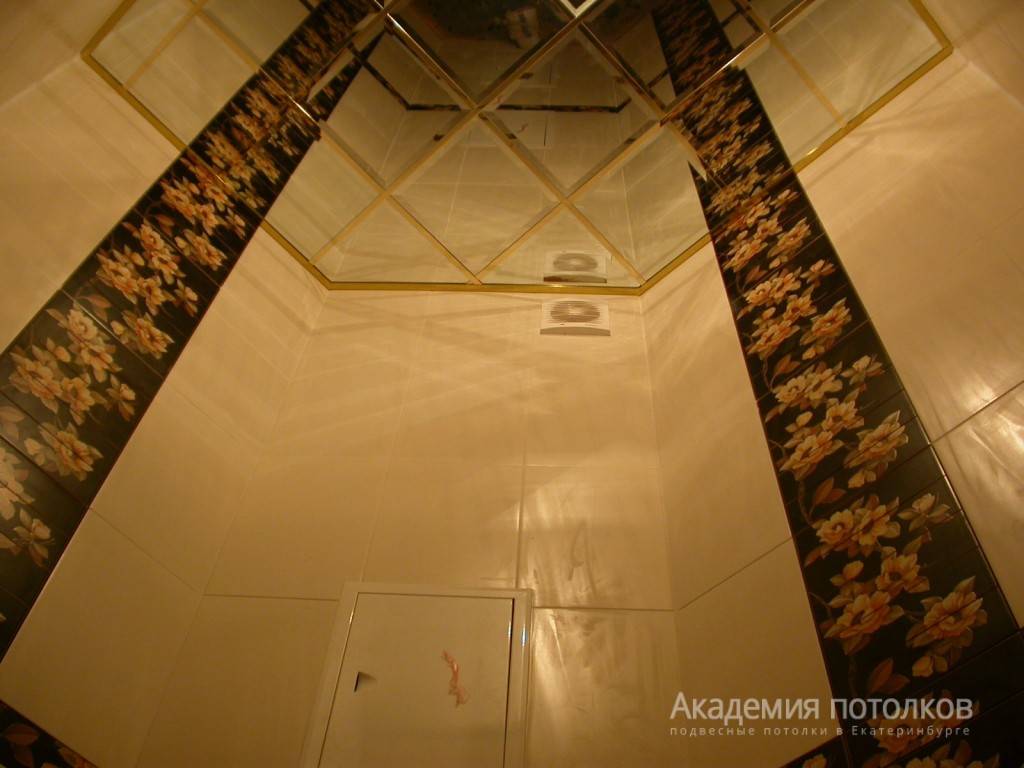 Зеркальный потолок в ванной — виды и особенности