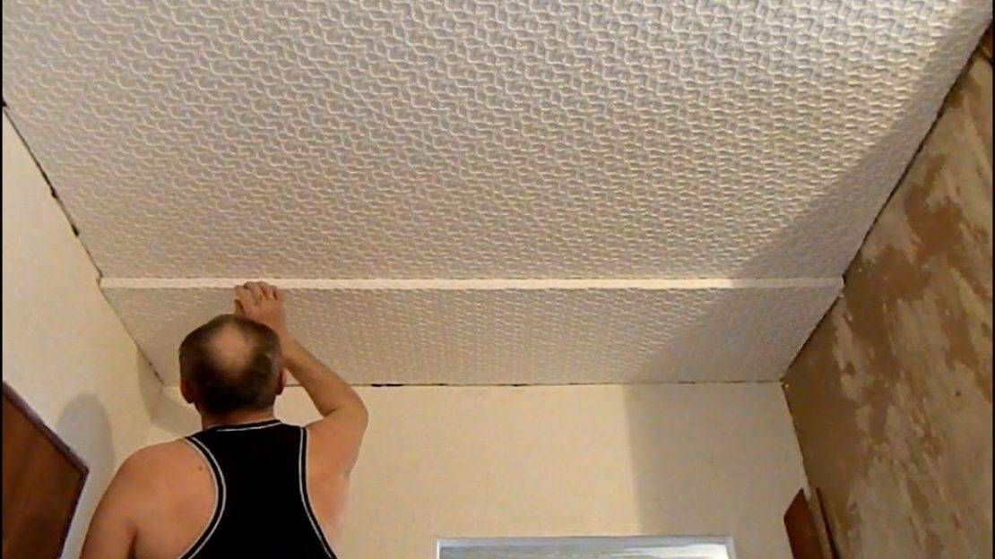 Как клеить на потолок плитку – пошаговое руководство
