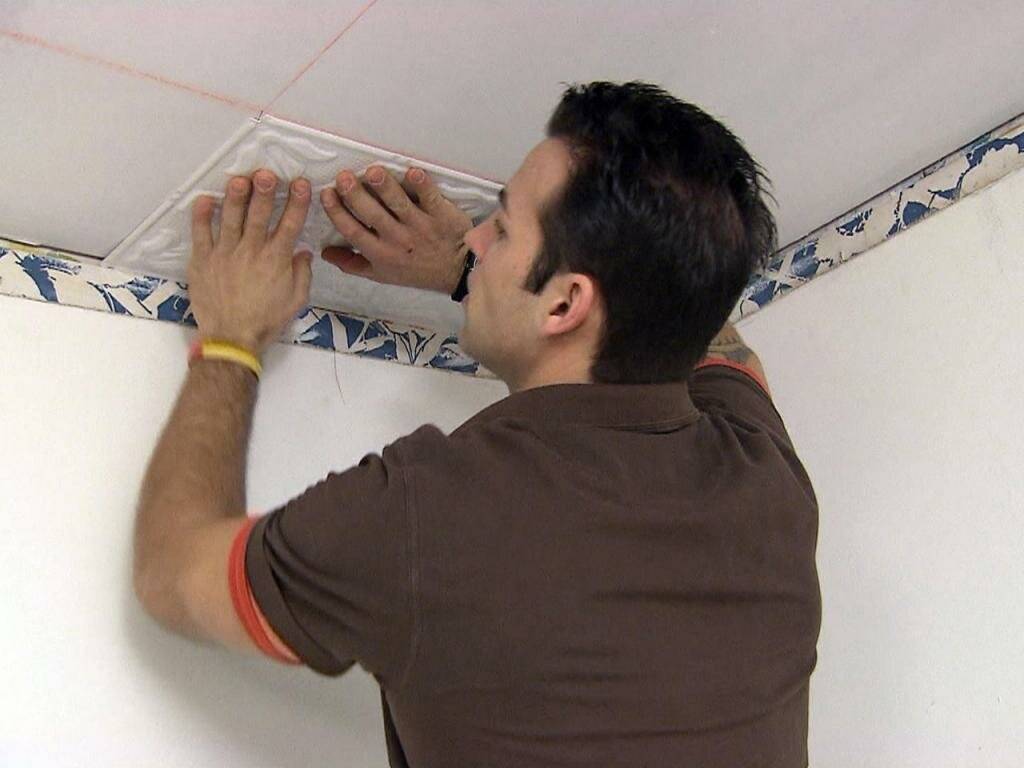 Как наклеить пенопластовую потолочную плитку на неровный потолок. как клеить потолочную плитку - все о строительстве