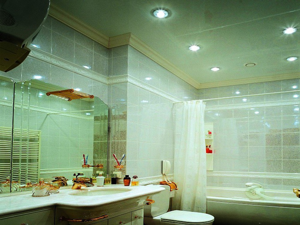 Потолок в ванной комнате: какой выбрать, чем и как отделать / zonavannoi.ru