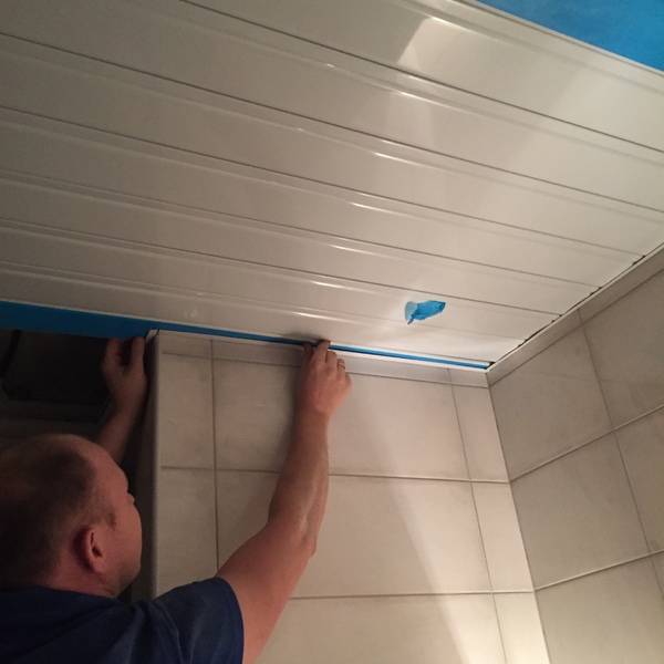 Реечные потолки для ванной комнаты: преимущества и недостатки (+8 фото)