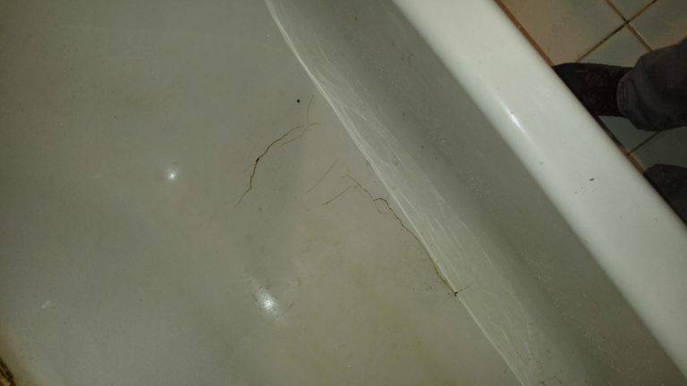 Скол в ванной и другие проблемы с покрытием. виды повреждений и методы устранения