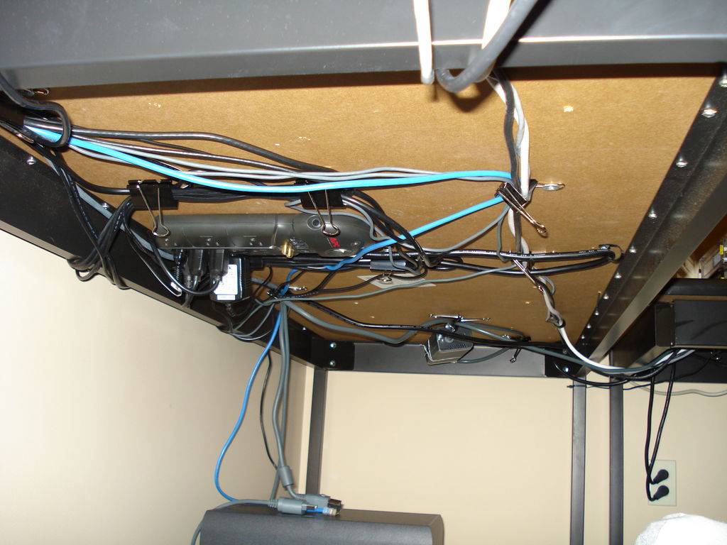 Как спрятать провода от компьютера: простые решения для дома