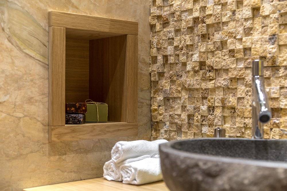 Использование камня в ванной комнате: преимущества материала, примеры отделки