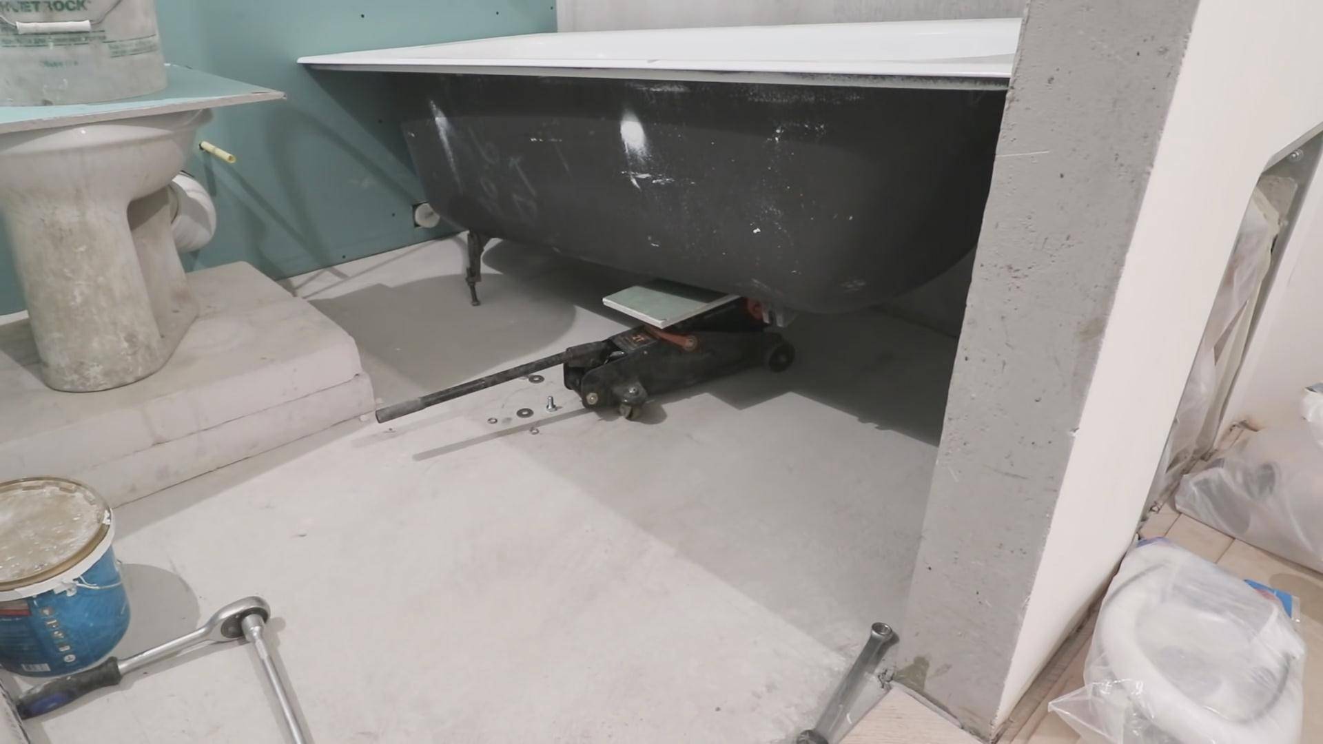 Установка металлической ванны своими руками, особенности подключения (видео)