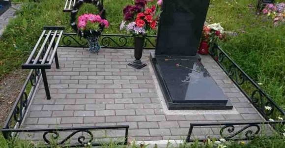Как облагородить место на кладбище с помощью укладки различной плитки