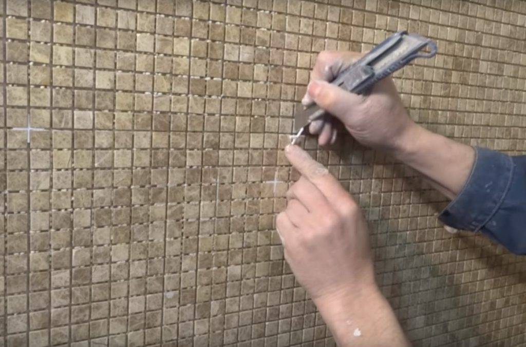 Скоростная укладка плитки на стены в ванной: 1,5 м² за 15 минут