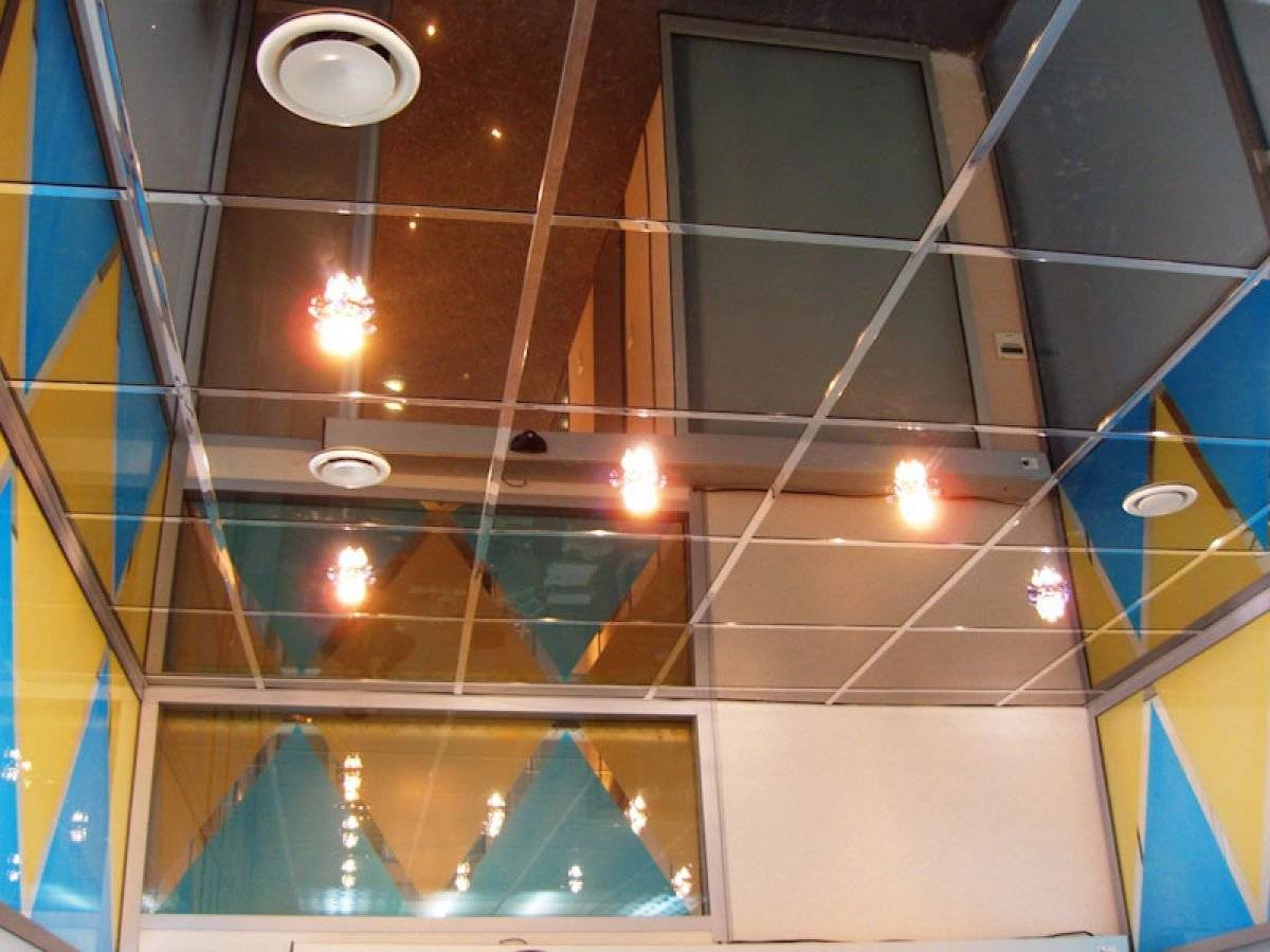 Зеркальный натяжной потолок – интерьерные и практические достоинства и недостатки