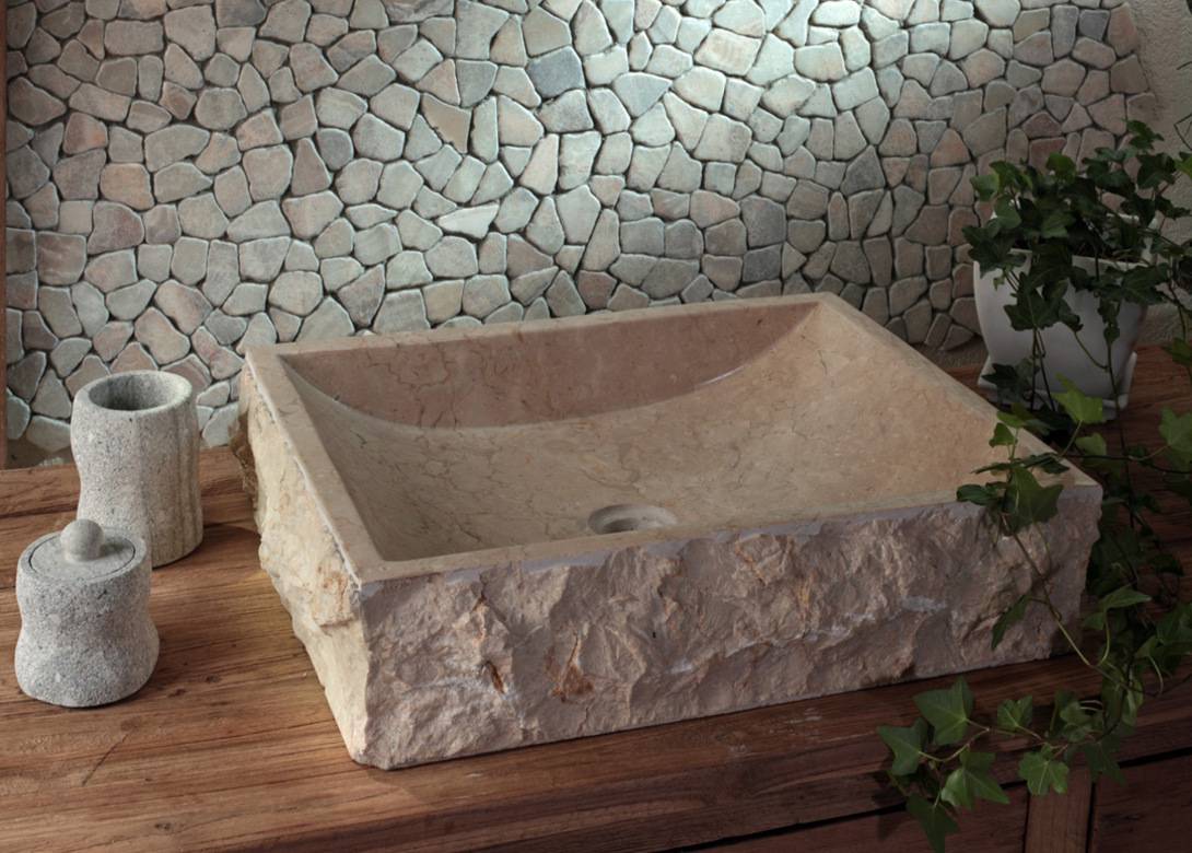 Преимущества и недостатки ванн из искусственного и натурального камня