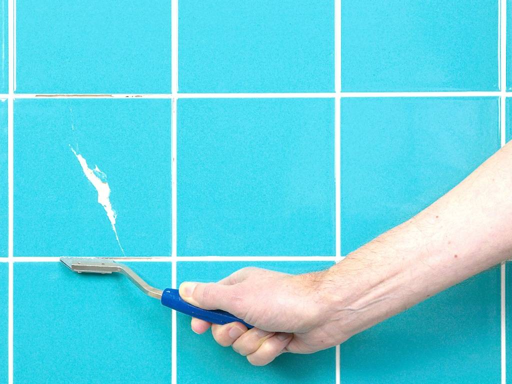 Как приклеить отвалившуюся плитку в ванной: причины и что делать