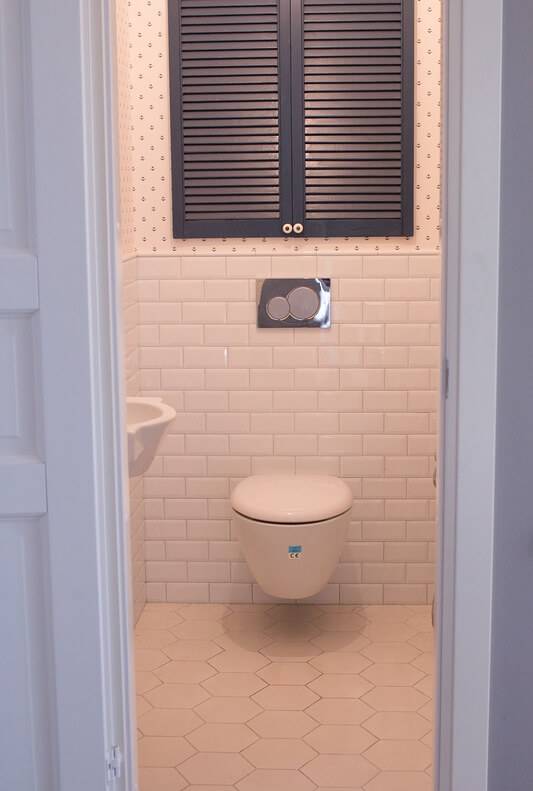 Как сделать дверцы для сантехнического шкафа в туалете – варианты конструкции