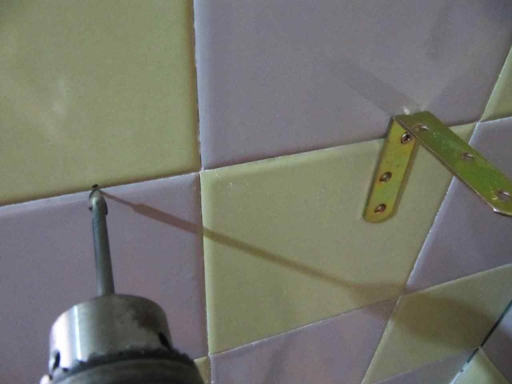 Как сверлят кафельную плитку на поверхности стены в ванной: технология и инструмент