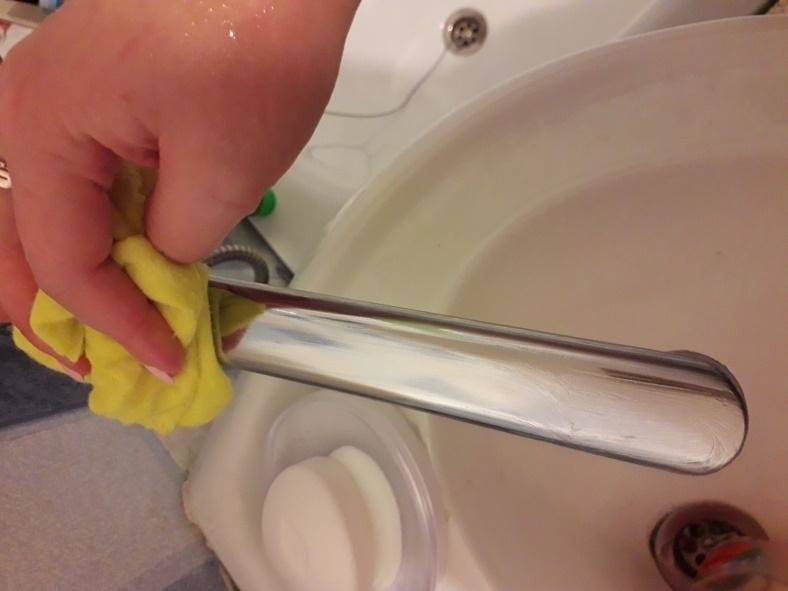 Как очистить краны и сантехнику от известкового налета?