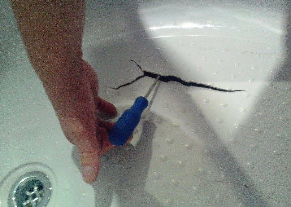 Как убрать царапины на акриловой ванне: чем заделать скол в домашних условиях, инструкция для ремкомплекта, а так же нюансы полировки и ремонта своими руками
