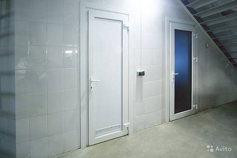 ПВХ двери для ванной комнаты. Достоинства, недостатки, характеристики и рекомендации по выбору