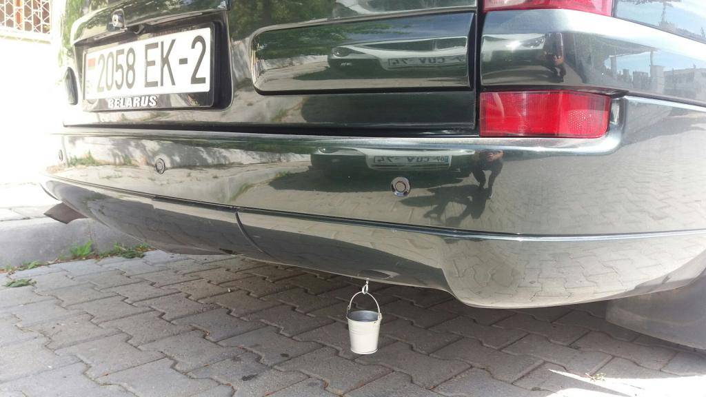 Для чего водители вешают сзади автомобиля маленькое ведёрко?